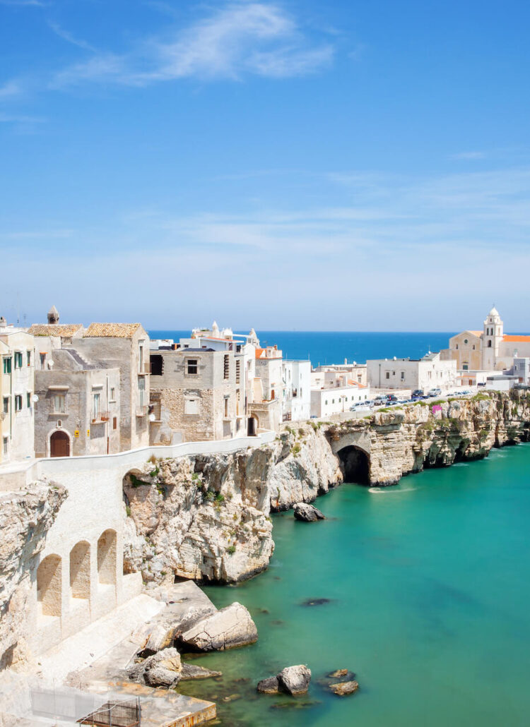Uitzicht over het stadje Vieste aan zee. Gargano, Puglia, iStocl/Poike