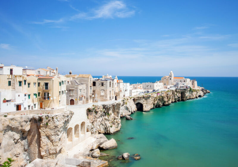 Uitzicht over het stadje Vieste aan zee. Gargano, Puglia, iStocl/Poike