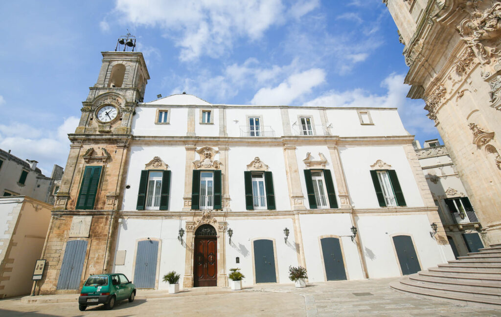 Torre dell'orologio op het Piazza Plebiscito in Martina Franca, Taranto, Zuid Italië.