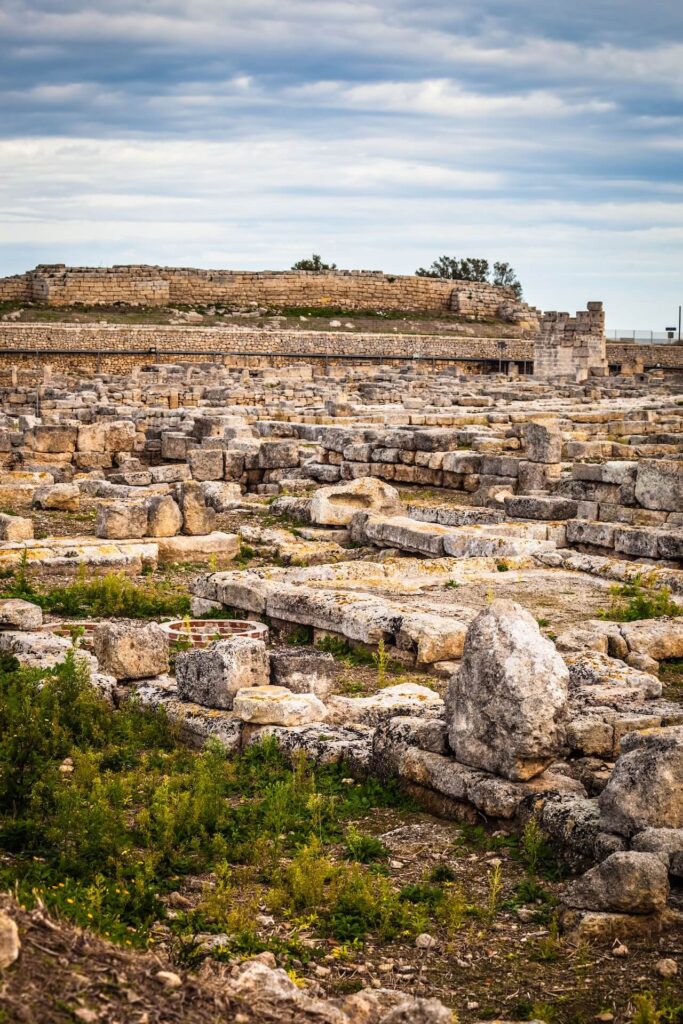 Het beschermt de ruïnes aan de kust van Gnathia, ooit een welvarende Messapische en Romeinse stad