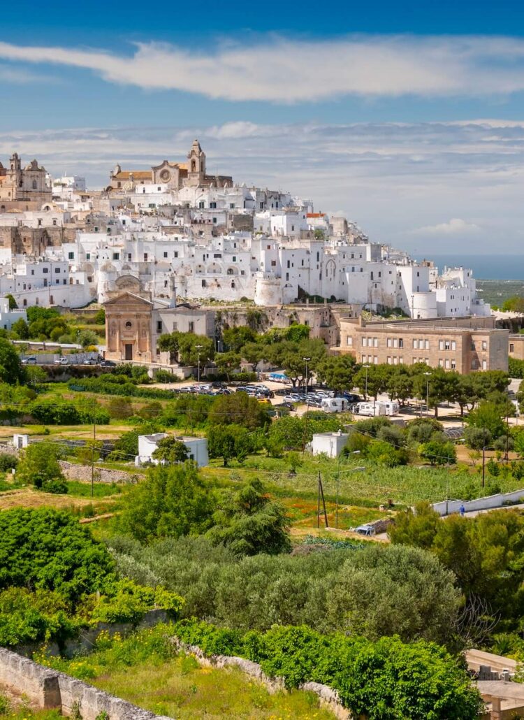 Blik op Ostuni, in de provincie Brindisi in Apulië / Puglia