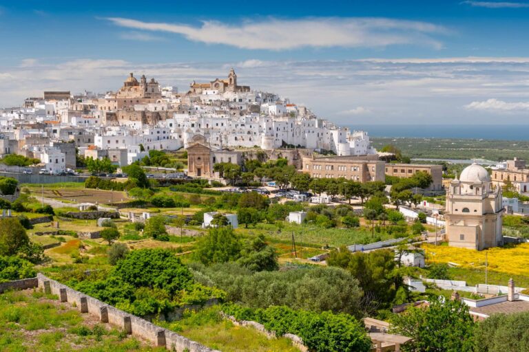 Blik op Ostuni, in de provincie Brindisi in Apulië / Puglia