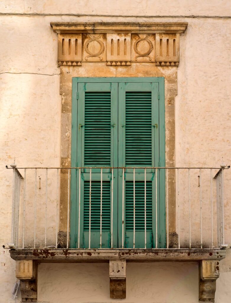 Kleurrijke groene luiken in Locorotondo | Locorotondo Puglia Locorotondo Apulië | Gekleurde luiken Italië