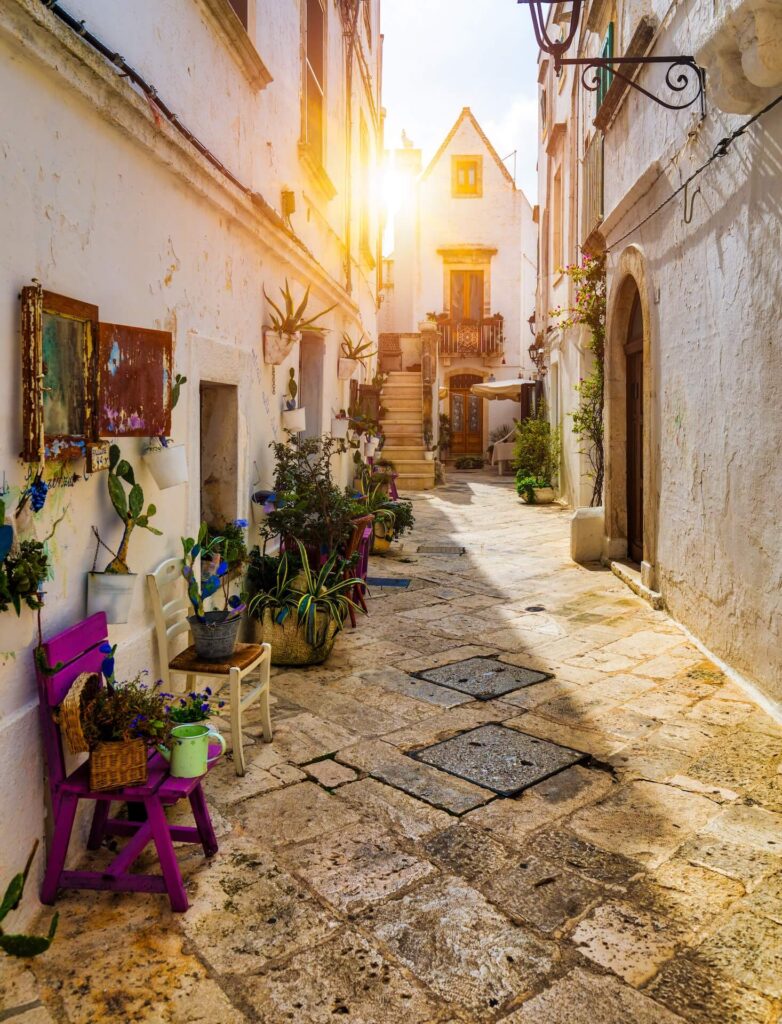 Een zonnig straatje in Locorotondo | Locorotondo Apulië | Mooiste straatje Locorotondo