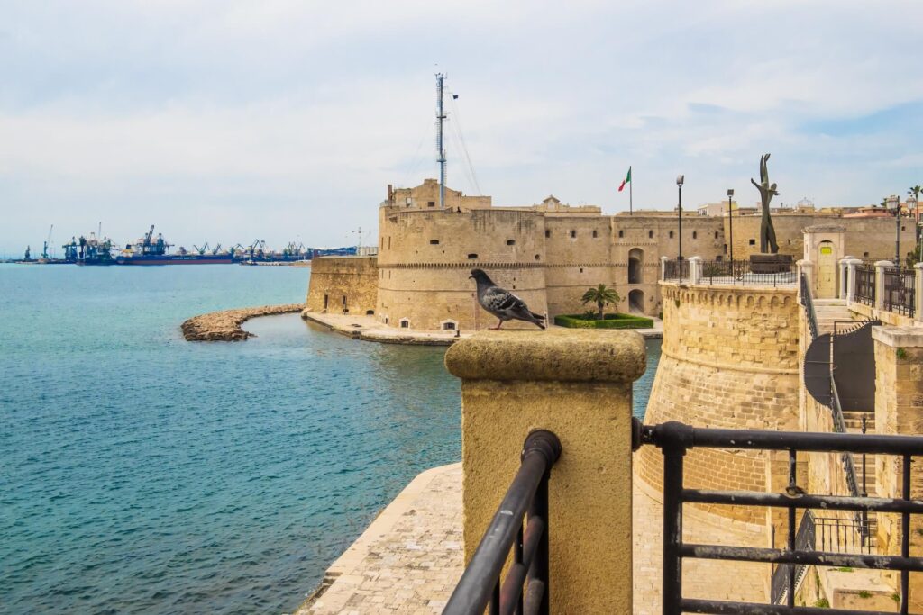 De haven en het Monumento al Marinaio d'Italia, Monument voor de zeeman