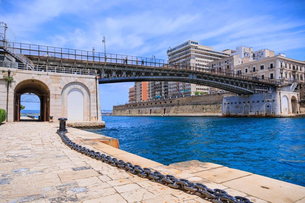 Bewonder de Ponte Girevole - de draaibrug van Taranto