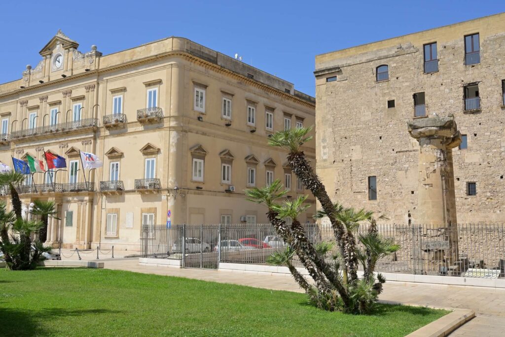 De resten van de Tempel van Poseidon, naast het Palazzo Di Citta' in Taranto