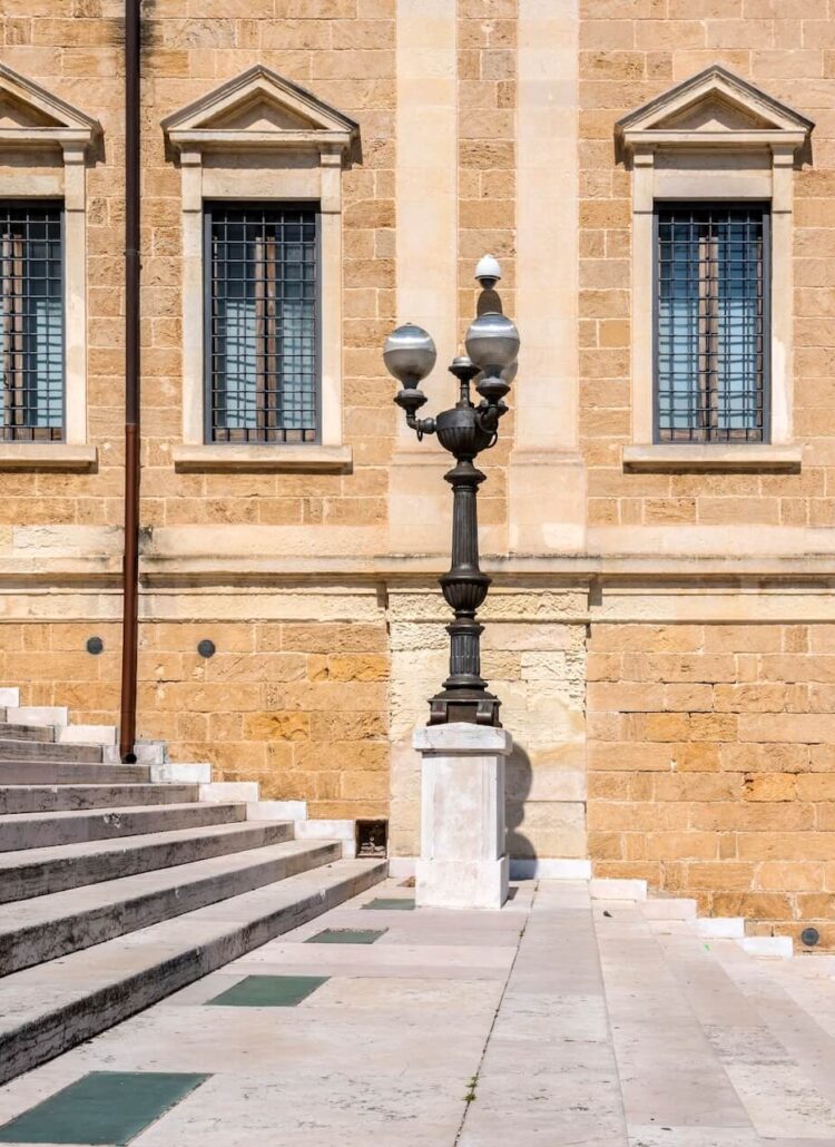 Trappen aan het einde van de Via Appia in Brindisi, Puglia