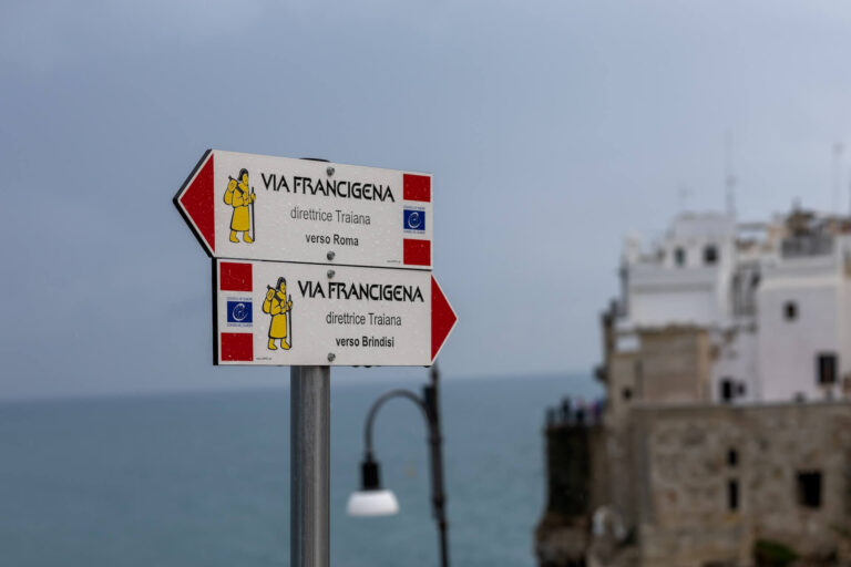 Via Francigena in Puglia routeborden Brindisi Rome