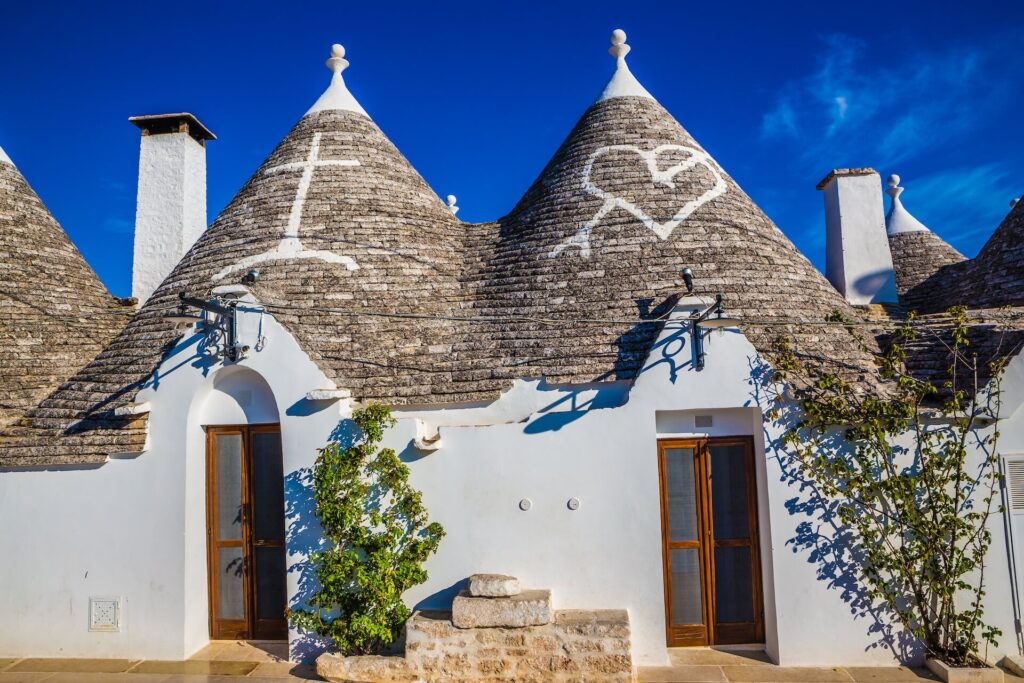 Symbolische tekens op daken van trulli in Alberobello Puglia