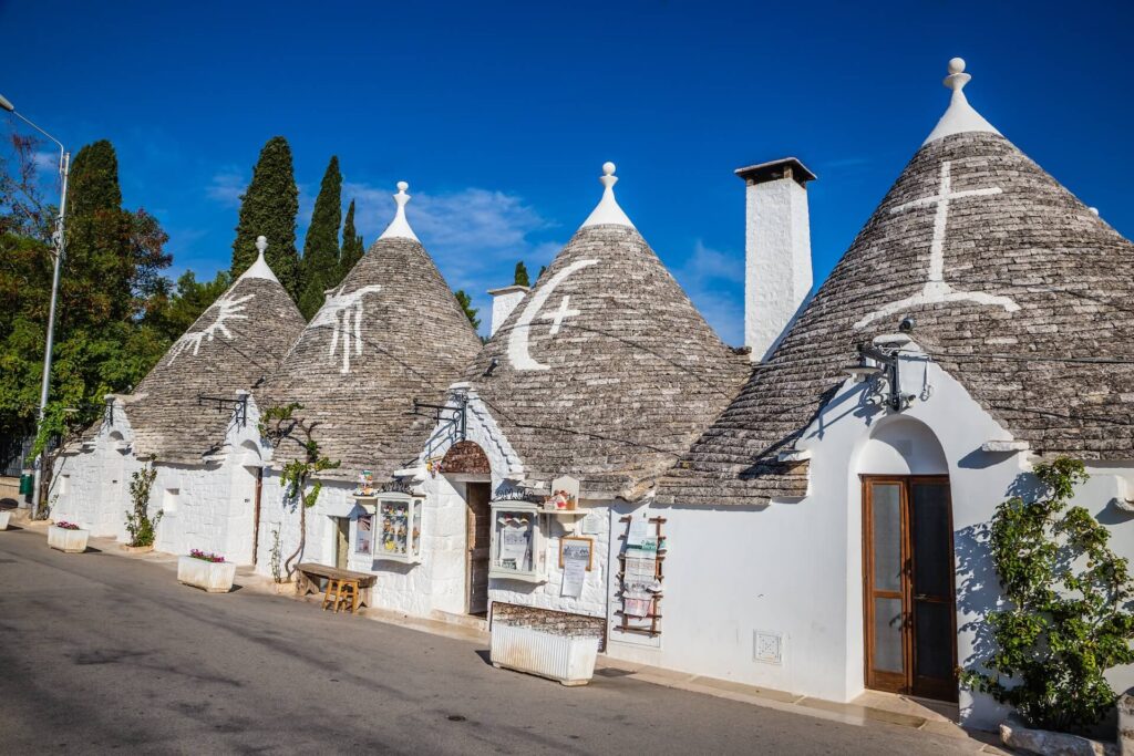 Symbolische tekens op daken van trulli in Alberobello Puglia
